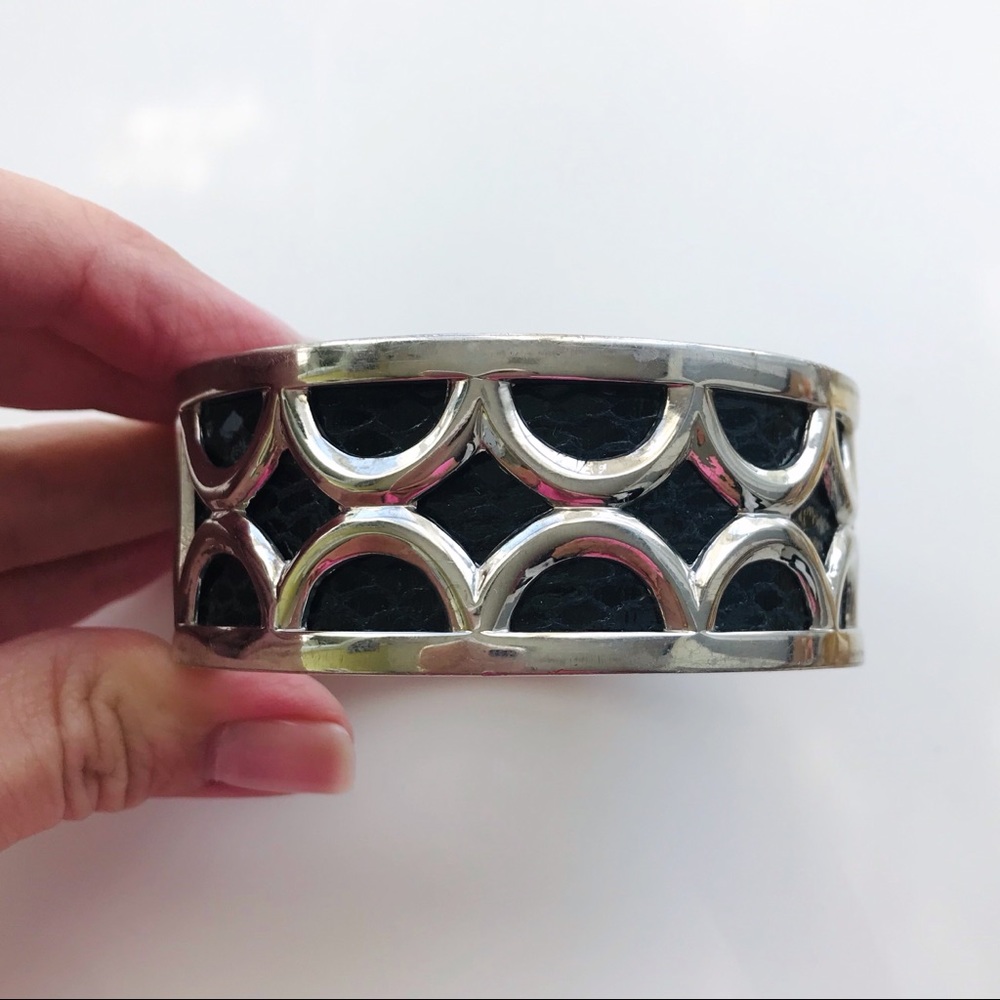 Bracelets - Picture 3 of 11